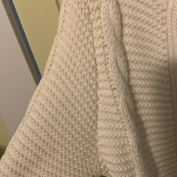 Cc.bates Girls Beautiful hooded and has a belt sweater - Picture 2 of 8